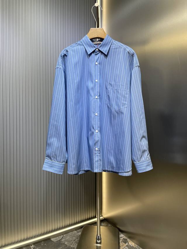 Acne Studios 1996徽标条纹衬衫 定制三色柔光天丝棉韵织条纹料 质感卓越 舒适贴肤 以经典蓝作主基调 动感活力 清新雅致 黑白条纹的分布错落有致