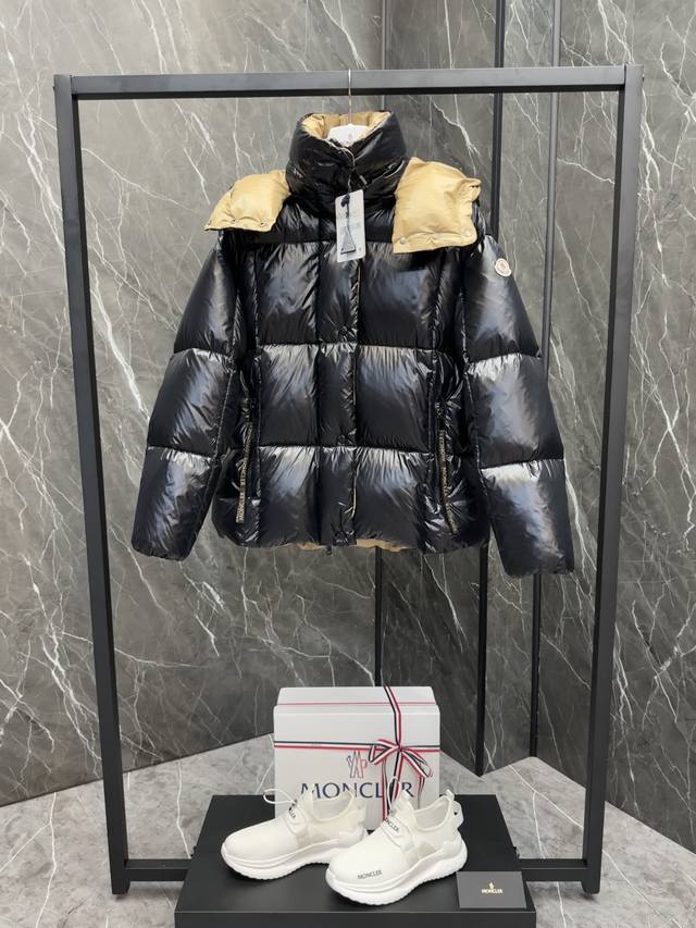特级羽绒Moncler Parana羽绒夹克以其闪亮漆面尼龙面料脱颖而出，具有对比鲜明的内外色调。短款设计，连衫帽可在气候变暖时拆卸，大号拉绊从潮流品牌标志时尚