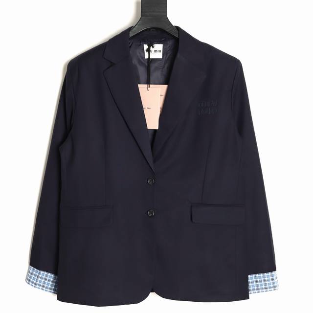 Miumiu 缪缪 25Fw 格纹拼袖羊毛西服外套 独家定做100%羊毛混纺面料 藏蓝色订染高级质感满满 标识贴片毛毡绣花工艺 格子布拼接袖口处理 西服做工剪裁