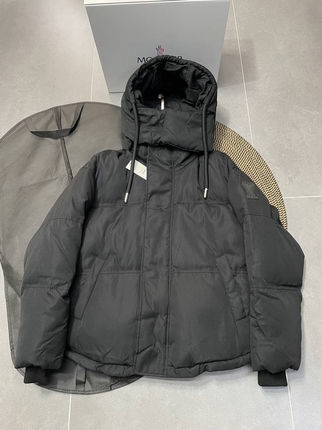 Fw22 Ami爱心轮廓形袖标短款羽绒服 面料：独特的双层轻质粘合涤纶面料也是Ami独有的专利技术是一款多功能面料 里衬采用精细密实的可再生微纤维 触感轻盈柔软