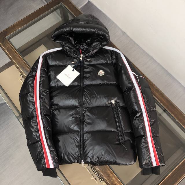 Mon*Cler 蒙口 代购级别芯片感应羽绒服 情侣款 全球最新款的羽绒服来啦 除了没去柜上，其他真心没任何差别 接受最为严苛挑剔的眼光 这款羽绒服真的没话讲！