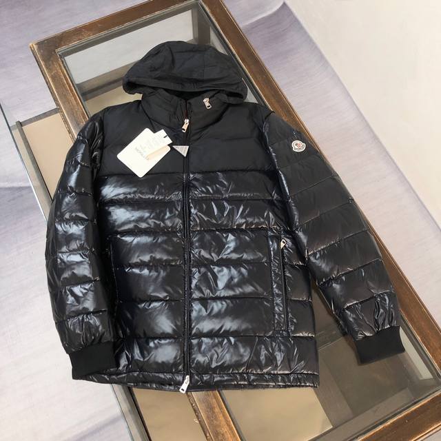 蒙口 Mon*Cler 24秋冬新款拼接高颜值羽绒，值得拥有、 原单品质、优质国标90绒，非常蓬松，帽子可隐藏，手臂带经典Logo标志，原版五金辅料，色泽饱满诱