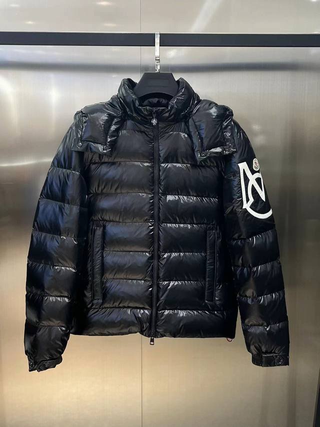 王一博同款Moncler盟可睐 Mariveles羽绒夹克，从露营汲取灵感，并融汇动感科技质感，采用涤纶制成，连帽款式，帽子随意拆卸、Pt 尺码：123456
