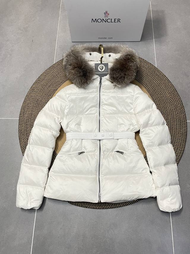 最新Fw收腰大毛领短款羽绒服 Moncle～R时尚收腰毛领羽绒服，采用尼龙Leger雕刻线条设计，羽绒填充和标志性Boudin Quil缝。腰部的伸展带为你带来