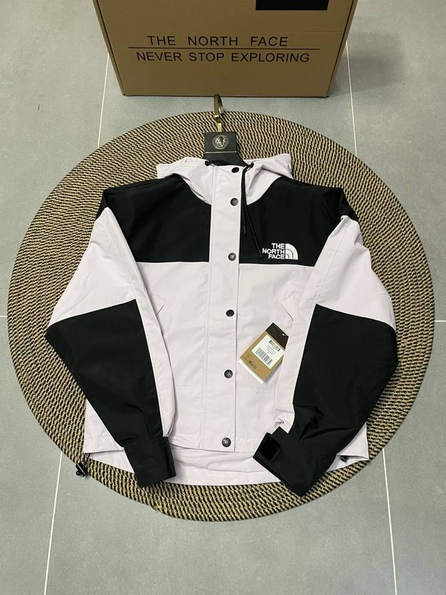 淡紫色 The North Face 女短款冲锋衣 1.面料：采用的是北面自主研发生产的Dryvent防水透气面料，质感硬挺干爽，也是一种速干型面料。 2.性能
