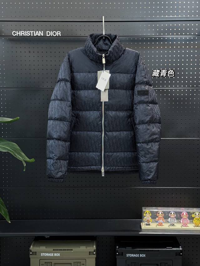 藏青色 顶级品质 六色齐发 羽绒上新 Dior 23Fw Oblique暗纹老花立领羽绒外套，专柜同款，一路都大火老花羽绒服来啦～ 这是一款超复杂工艺的羽绒外套