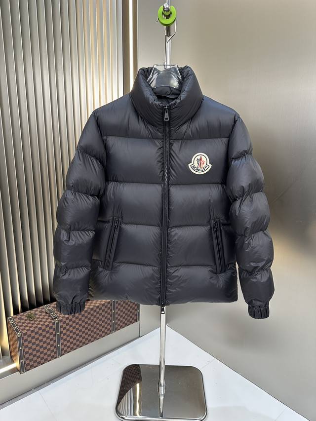 爆款2440秋冬新款羽绒服 原版1:1订制五金配件全进口原版定制 欢迎专柜对比 绝对的高品质 采用顶级90白鸭绒 超柔软 充羽量蓬松饱满 超级重工 面料做工杠杠