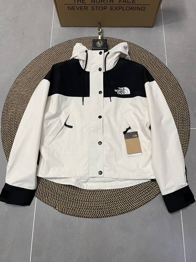 灰白色 The North Face 女短款冲锋衣 1.面料：采用的是北面自主研发生产的Dryvent防水透气面料，质感硬挺干爽，也是一种速干型面料。 2.性能