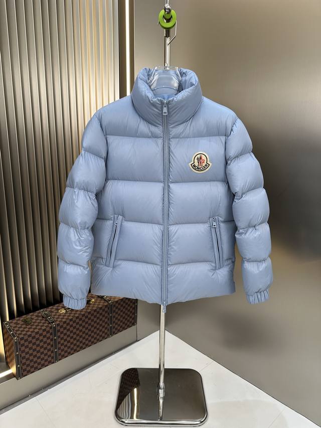 爆款2440秋冬新款羽绒服 原版1:1订制五金配件全进口原版定制 欢迎专柜对比 绝对的高品质 采用顶级90白鸭绒 超柔软 充羽量蓬松饱满 超级重工 面料做工杠杠