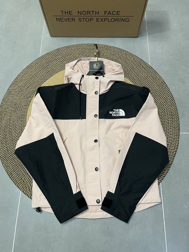 粉色 The North Face 女短款冲锋衣 1.面料：采用的是北面自主研发生产的Dryvent防水透气面料，质感硬挺干爽，也是一种速干型面料。 2.性能：