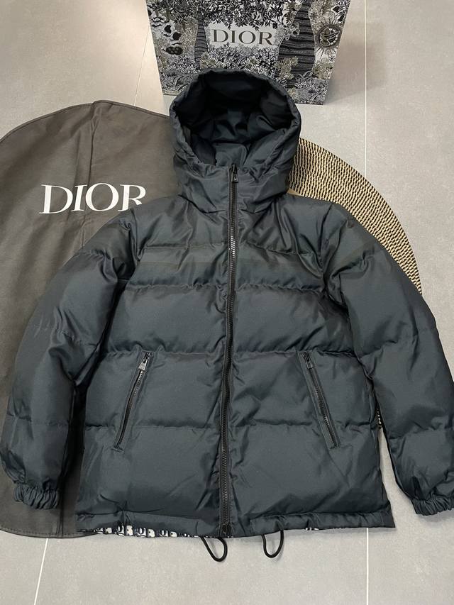 正面 Dior 迪奥冬季经典款 可双面穿羽绒服外套 今年主流满印Oblique，高街百搭款外套 高纯度90%绒！ 超级无敌好看又保暖，不会显得整体造型太过臃肿。