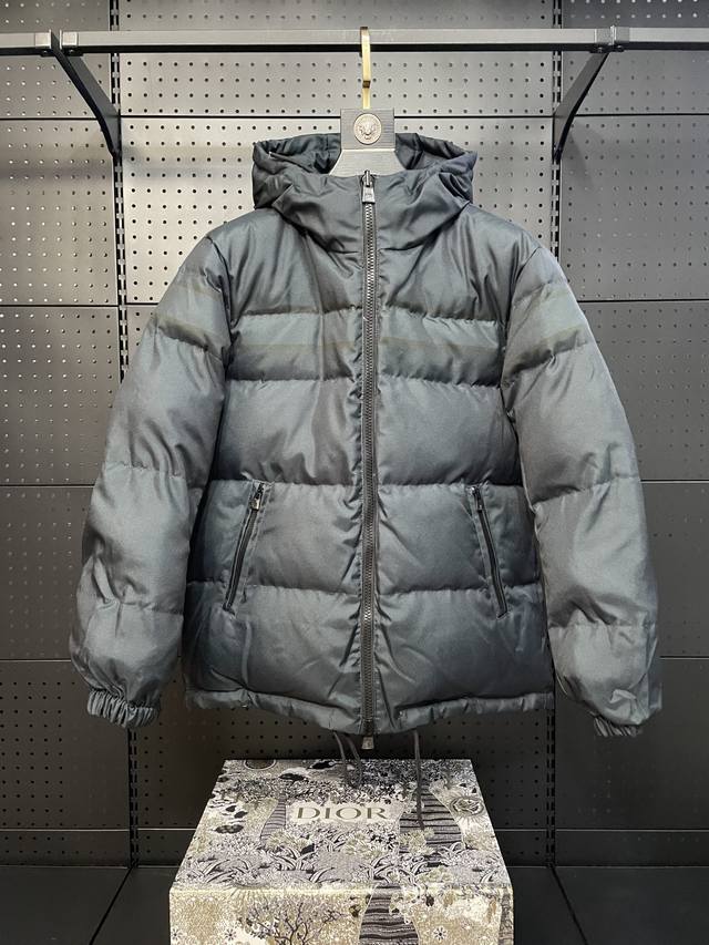 反面 Dior 迪奥冬季经典款 可双面穿羽绒服外套 今年主流满印Oblique，高街百搭款外套 高纯度90%绒！ 超级无敌好看又保暖，不会显得整体造型太过臃肿。