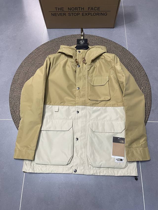 北面硬壳冲锋衣 热封防水 天花板级别 Tnf北面硬壳三色冲锋衣热封防水 好的产品不需要花里胡哨的文案来描述，真正的高货懂得都懂，细节辅料如下 产品细节特性： 1