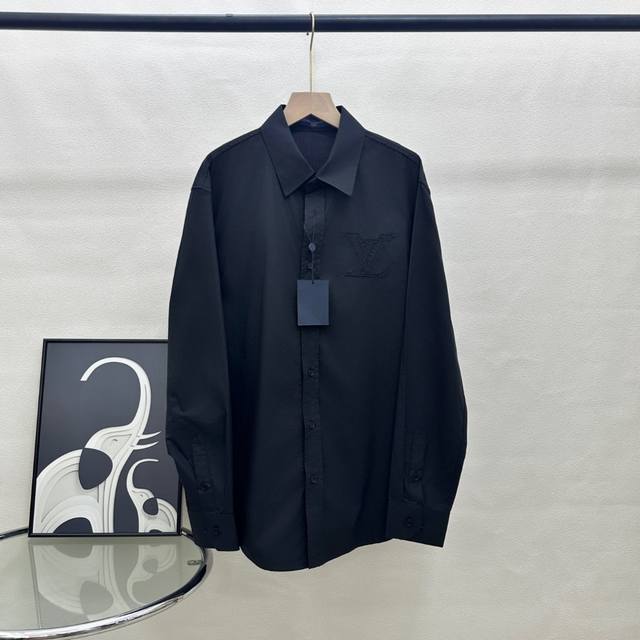 顶级版本 区别通货 款式：路易威登Lv裂纹刺绣长款衬衫Polo 颜色：图片色 尺码：Xs-L 面料：丝光棉 辅料：全套定制辅料 无性别区分 男女同款