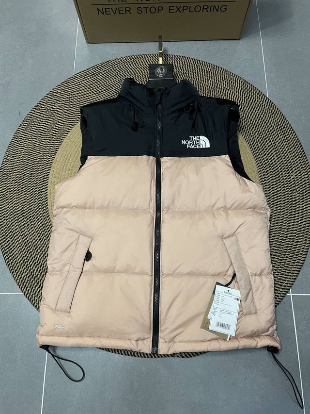 粉色 The North Face 北面 1996 Nuptse 4Nch Icon羽绒马甲 原版正品开版，面料采用正品面料供应商同厂产品，细格尼龙无胆防绒面料
