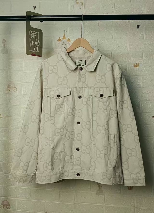 Gucci古驰Gg米白提花牛仔夹克 主打 满Logo提花翻领牛仔外套自留私服高定款～宽松廓形裁剪设计 花纹精致 轮廓清晰 难度极高的扎染工艺 加上字母采用的提花