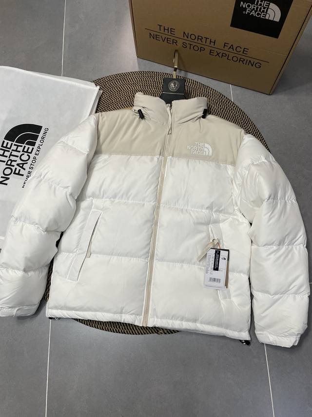 小麦拼接白 Thenorthface北面1996Nuptse 1996 经典款 美版 羽绒服 顶级原版 设计理念： The North Face 的字面含义为山