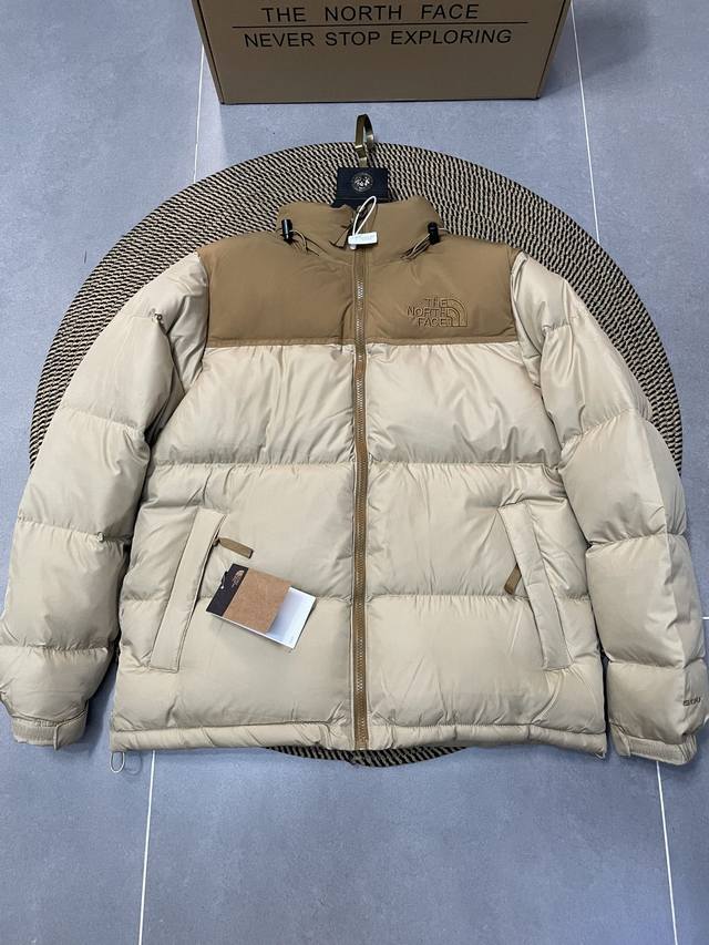 小麦黄 Thenorthface北面1996Nuptse 1996 经典款 美版 羽绒服 顶级原版 设计理念： The North Face 的字面含义为山的最
