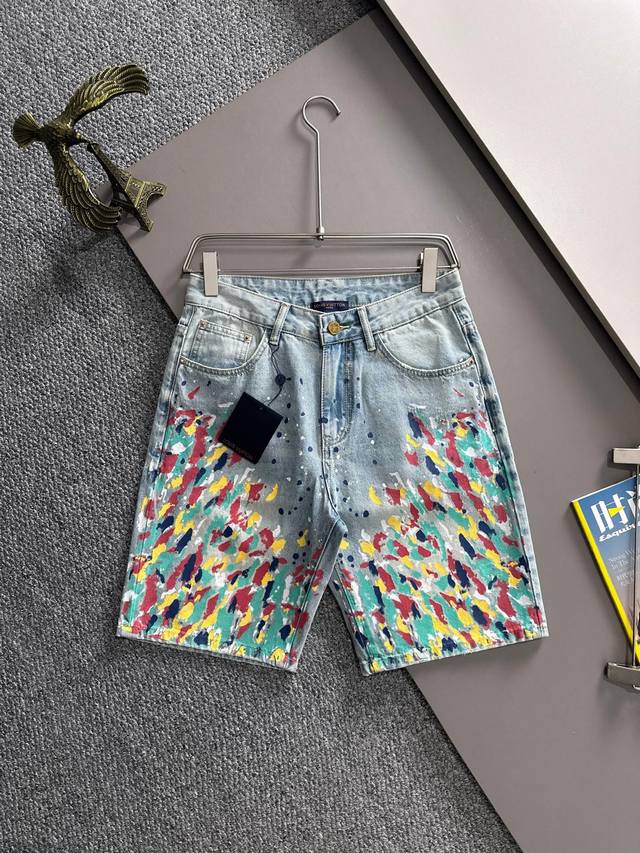Lv2025夏季新品牛仔裤牛仔短裤，采用进口客供日本Denim平纹棉质牛仔面料梭织生产，三标齐全，顶尖的石磨水洗工艺让质感达到80年代的老味，柔软细腻舒适透气，