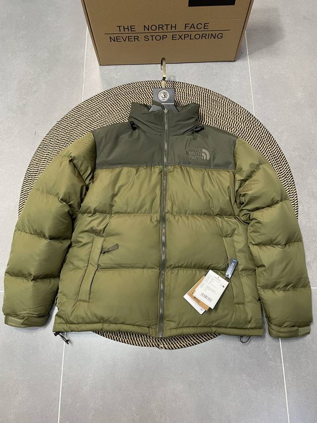 小麦拼接绿 Thenorthface北面1996Nuptse 1996 经典款 美版 羽绒服 顶级原版 设计理念： The North Face 的字面含义为山