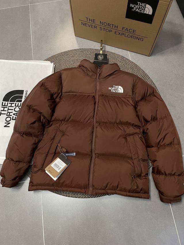 咖啡色 Thenorthface北面1996Nuptse 1996 经典款 美版 羽绒服 顶级原版 设计理念： The North Face 的字面含义为山的最
