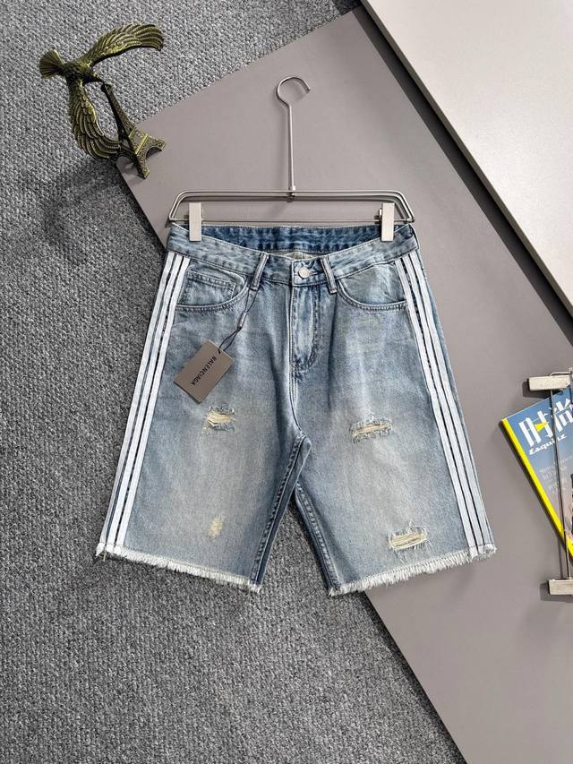 巴黎2025夏季新品牛仔裤牛仔短裤，采用进口客供日本Denim平纹棉质牛仔面料梭织生产，三标齐全，顶尖的石磨水洗工艺让质感达到80年代的老味，柔软细腻舒适透气，