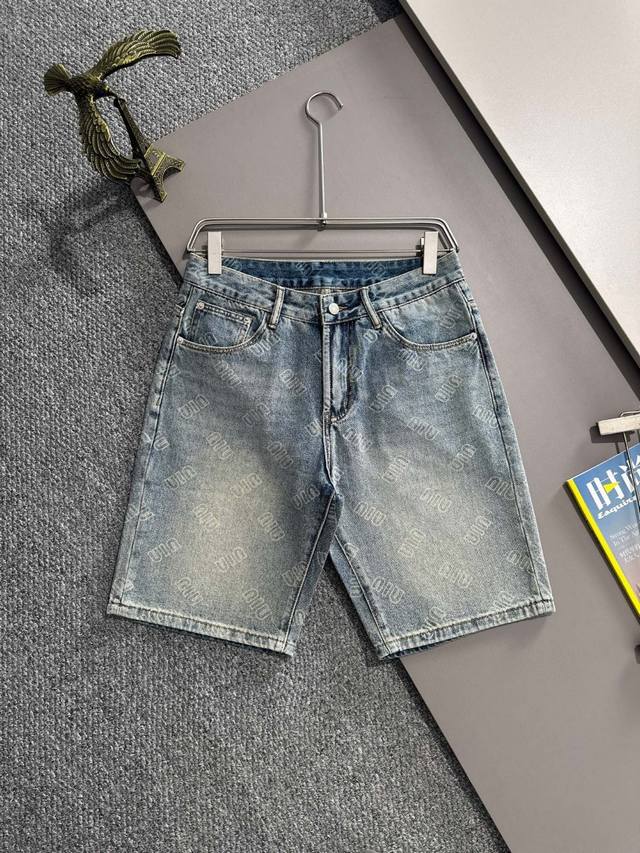 Muu2025夏季新品牛仔裤牛仔短裤，采用进口客供日本Denim平纹棉质牛仔面料梭织生产，三标齐全，顶尖的石磨水洗工艺让质感达到80年代的老味，柔软细腻舒适透气