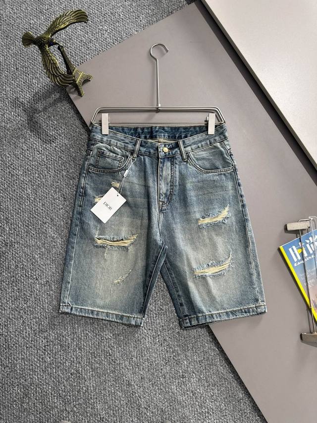 迪奥2025夏季新品牛仔裤牛仔短裤，采用进口客供日本Denim平纹棉质牛仔面料梭织生产，三标齐全，顶尖的石磨水洗工艺让质感达到80年代的老味，柔软细腻舒适透气，