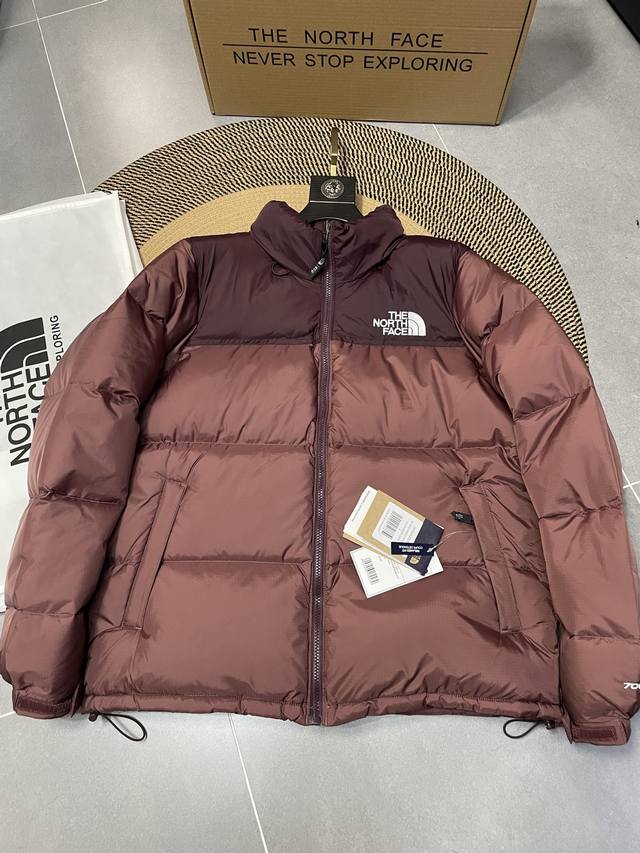酒红色 Thenorthface北面1996Nuptse 1996 经典款 美版 羽绒服 顶级原版 设计理念： The North Face 的字面含义为山的最