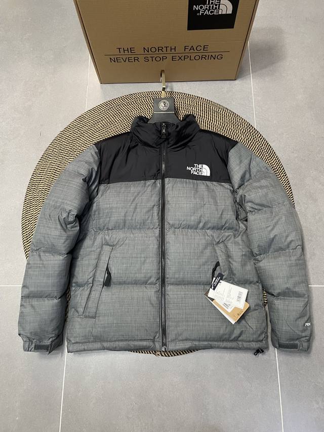 灰色 Thenorthface北面1996Nuptse 1996 经典款 美版 羽绒服 顶级原版 设计理念： The North Face 的字面含义为山的最寒
