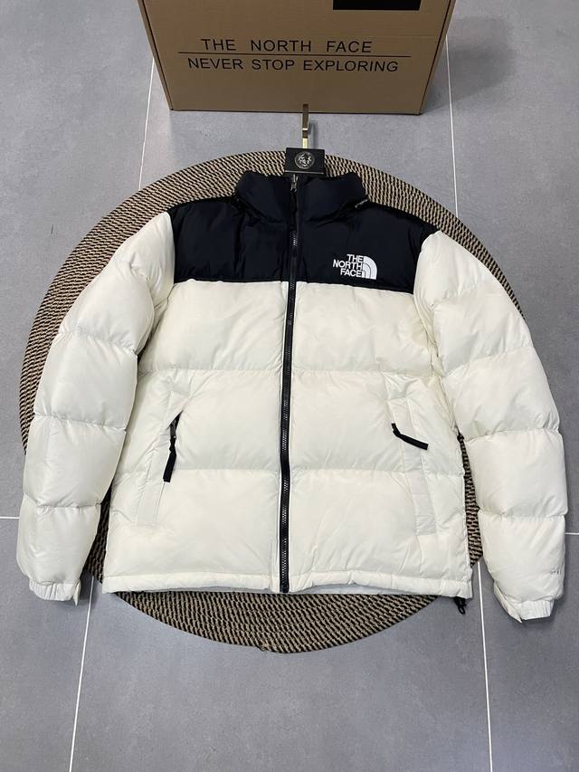 米白色 Thenorthface北面1996Nuptse 1996 经典款 美版 羽绒服 顶级原版 设计理念： The North Face 的字面含义为山的最
