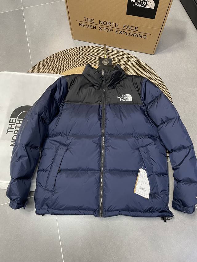藏青色 Thenorthface北面1996Nuptse 1996 经典款 美版 羽绒服 顶级原版 设计理念： The North Face 的字面含义为山的最