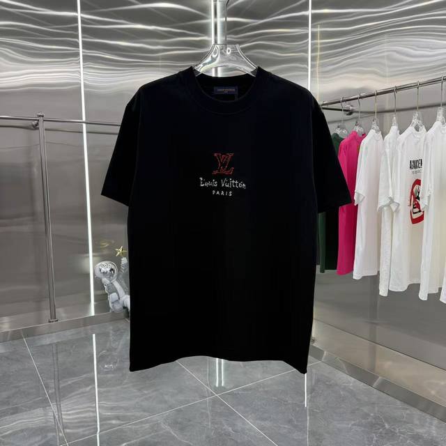 Lv 2025秋冬新款 320克定制面料 圆领短袖 Logo字母热熔绣花工艺 男女同款宽松版 S M L Xl Xxl 五个码 颜色 黑色 白色