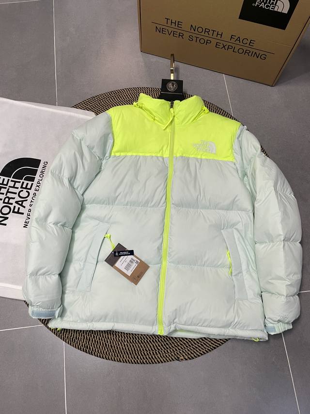 荧光绿 Thenorthface北面1996Nuptse 1996 经典款 美版 羽绒服 顶级原版 设计理念： The North Face 的字面含义为山的最