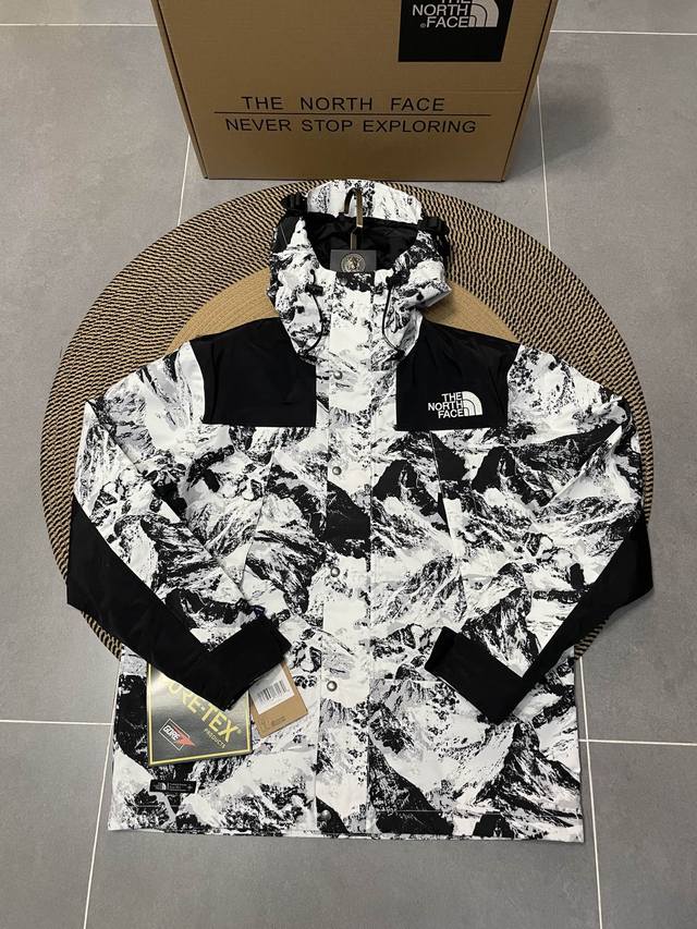 The North Face 北面1990户外雪山迷彩防水冲锋衣 所有辅料原厂，面料做工升级: 1面料:采用防水为国际Iso标准90 Iso4 级别达到荷叶水珠