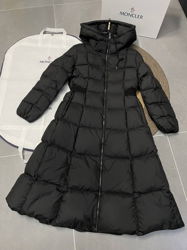 冬季新品 长款女士羽绒服夹克外套 特级鹅绒填充,吊牌条码款号对应官网一致,吊牌内置Nfc电感防伪,此款填充技术在裙摆,超级费绒的一款 在逃公主必须要入的爆款 女