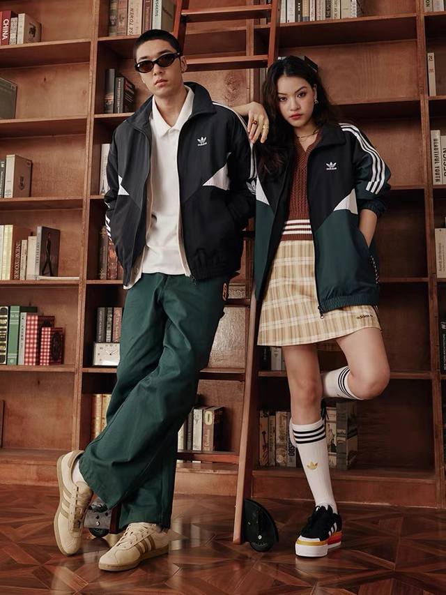 新款上新 Adidas阿迪达斯三叶草立领外套最新款万众创新Logo男士运动服情侣款男女同款女士外套！防风衣宽松版型夹克青年外套宽松版型学院风轻松驾驭 Adida