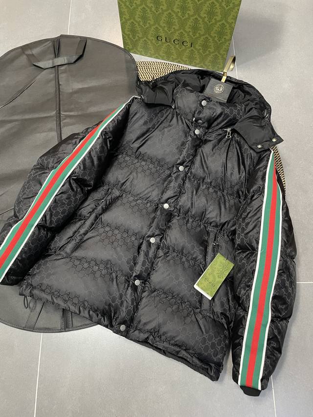 Gucci 古驰 羽绒服时尚双G撞色拼接织带羽绒服 双G满Logo连帽羽绒服 这款拉链羽绒服是焕新推出的配饰和成衣系列中的一款 再生尼龙由可回收利用的缝纫线和辅