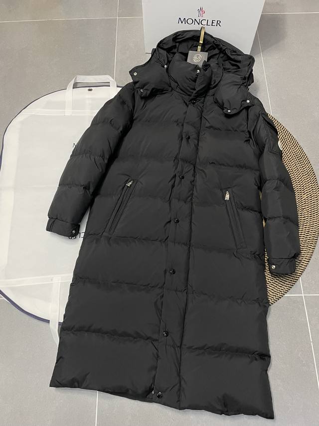 Moncler 23Ss Hanoverian 长款雾面男士羽绒服外套 这款Hanoverian男士长款羽绒夹克集Moncler经典美学、出色性能与防护特性于一