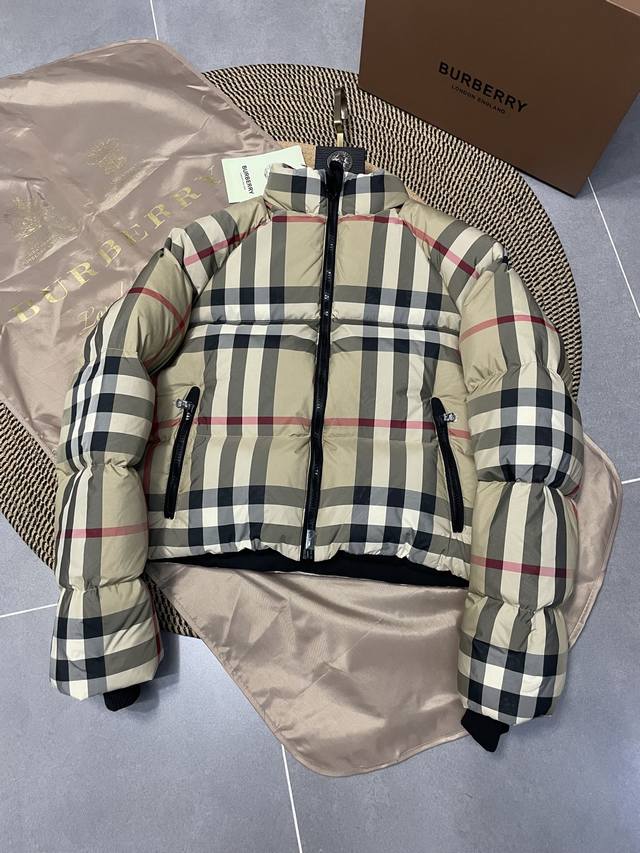Burberry 博柏利 23Fw 大格纹短款羽绒服 -短款的设计拉长腿部线条 采用原版一致高密度100%聚酯纤维面料，格纹物料活性染色，高度还原原版面料，填充
