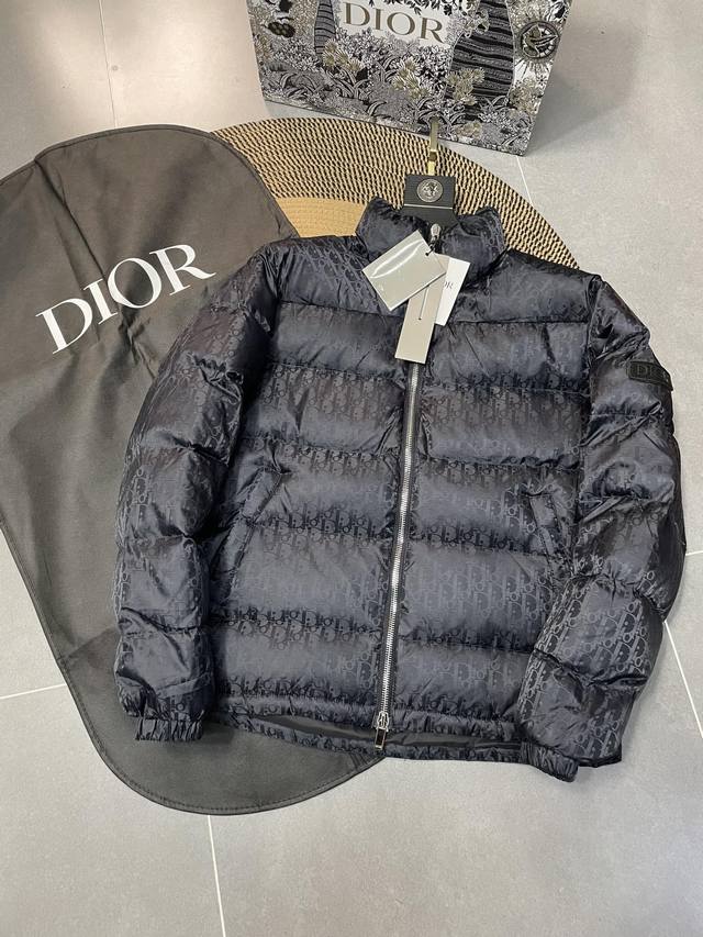 藏青色 Dior 23Fw Oblique暗纹老花立领羽绒外套，专柜同款，一路都大火老花羽绒服来啦～ 这是一款超复杂工艺的羽绒外套，定制面料周期长达50天之久，