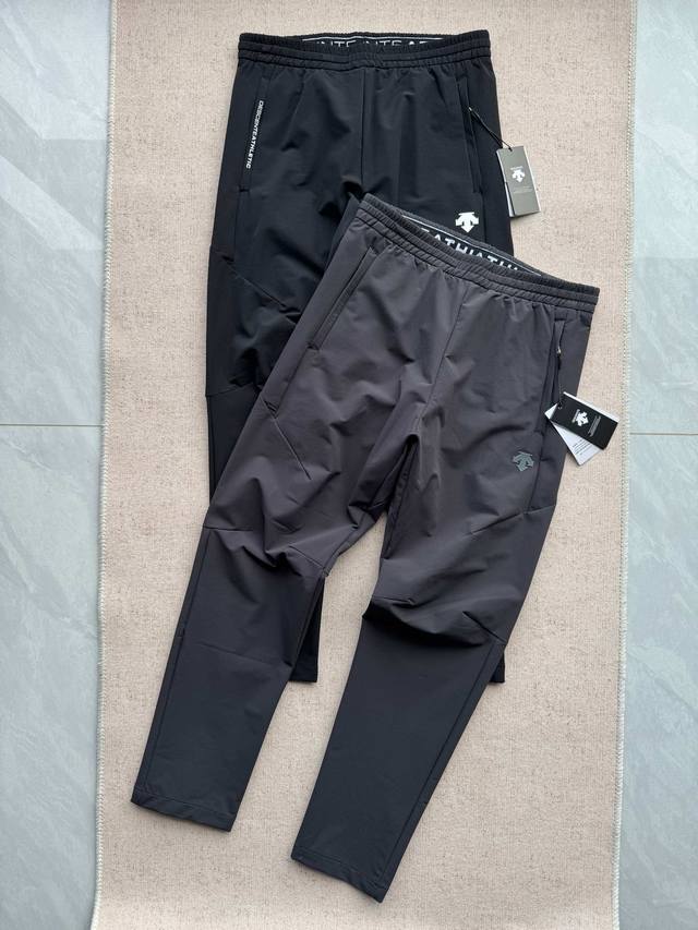 Descente 迪桑特 原单品质2025Dualis系列 都市休闲两色男士梭织软壳长裤新款 -舒适体验翻倍！ 这款梭织运动长裤选用高品质的梭织面料精心制作而成