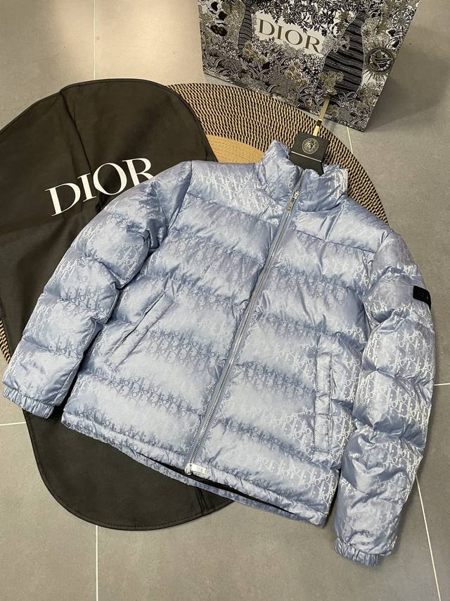 浅蓝色 Dior 23Fw Oblique暗纹老花立领羽绒外套，专柜同款，一路都大火老花羽绒服来啦～ 这是一款超复杂工艺的羽绒外套，定制面料周期长达50天之久，