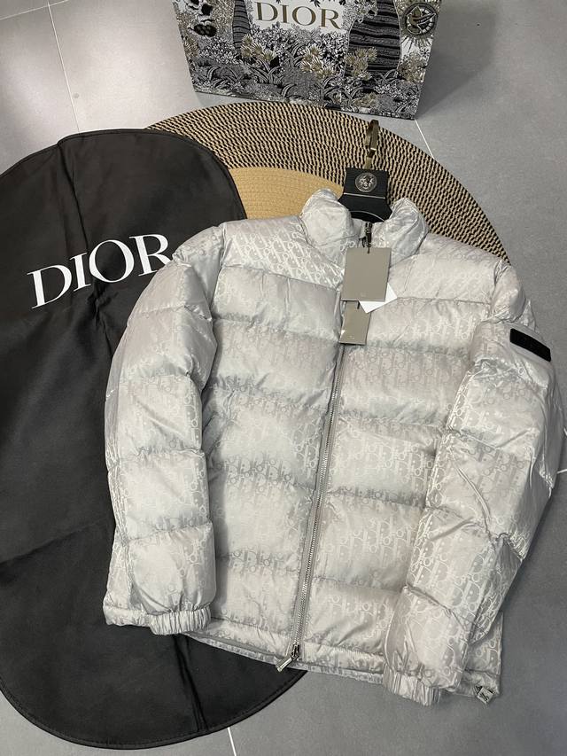 银灰色 Dior 23Fw Oblique暗纹老花立领羽绒外套，专柜同款，一路都大火老花羽绒服来啦～ 这是一款超复杂工艺的羽绒外套，定制面料周期长达50天之久，