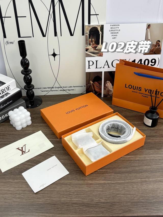 七夕送礼 全套包装，送礼最超值！！！Lv经典款针扣双扣头男士老花皮带男腰带，一盒一根皮带2个扣头:枪色、银色。随意搭配！专柜同步在售。皮带彰显了一个男人的气质和