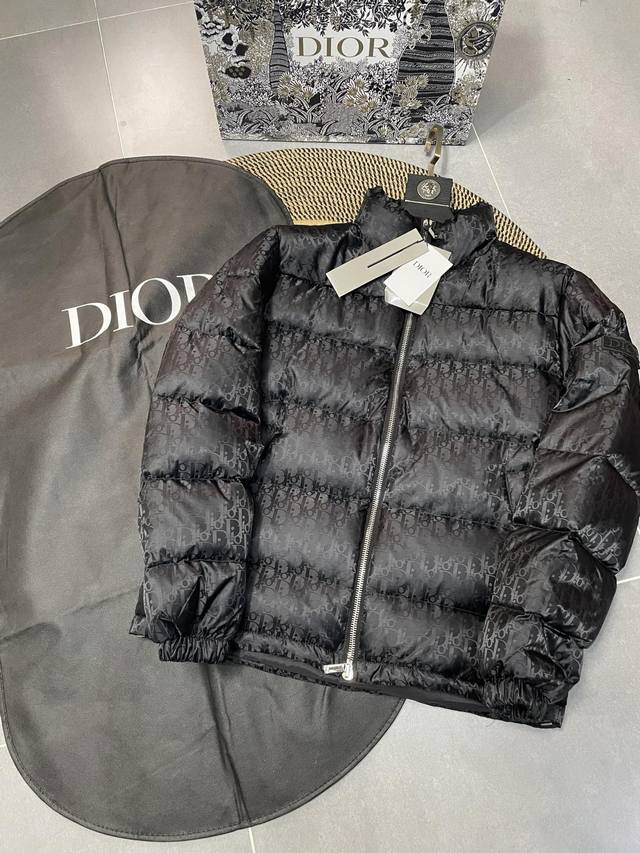 黑色 Dior 23Fw Oblique暗纹老花立领羽绒外套，专柜同款，一路都大火老花羽绒服来啦～ 这是一款超复杂工艺的羽绒外套，定制面料周期长达50天之久，在
