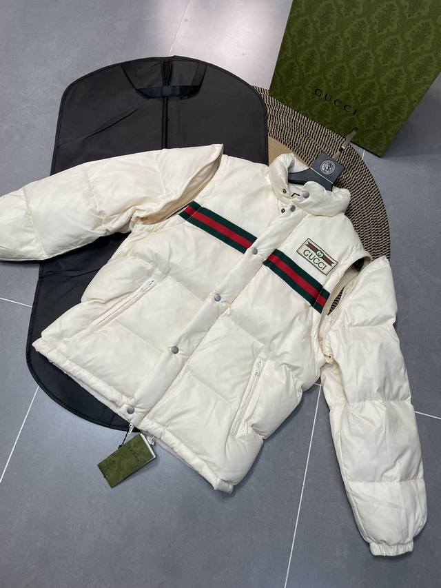 顶级复刻 Gucci 古驰官方限定徽标织带羽绒服 超级百搭 “灭世版本” 香港专柜购入Zp操作，这是一款超复杂工艺的羽绒服，堪称冬季里的避风港，在原有的面料基础