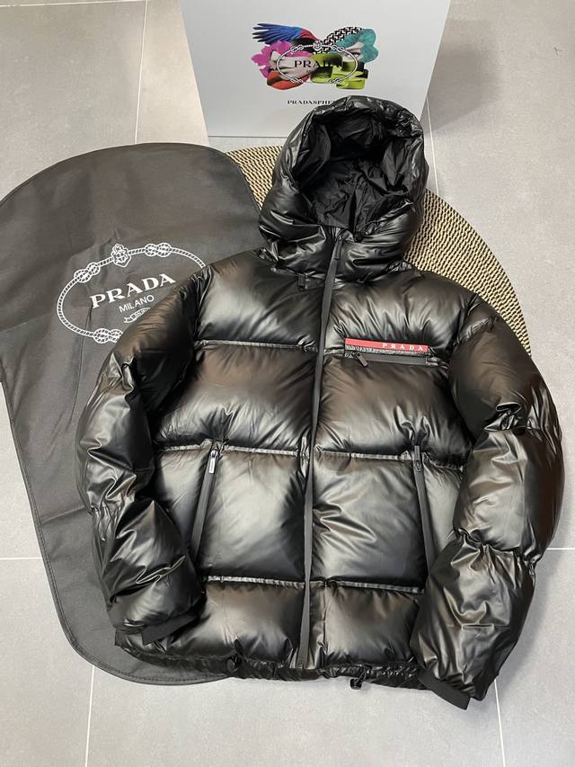 Prada 普拉达 秋冬季连帽经典永不过时新款羽绒服 性价比超级高的休闲羽绒服！ 此款羽绒服甄选客供100%棉纶材质制作而成 面料拥有极为优越的防水透气性 能抵