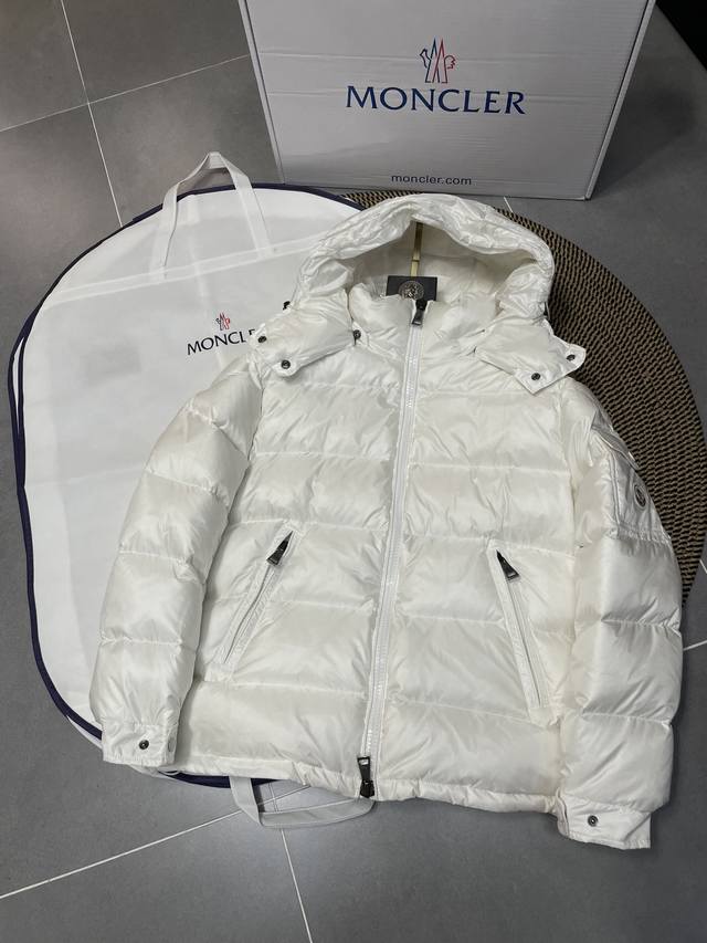 白色 Moncler Maya女款蒙口玛雅羽绒服，众多明星大爱的款式，90国标90绒，充绒400G， 原版1:1订制五金配件全进口原版定制，蒙口玛雅羽绒服不仅在