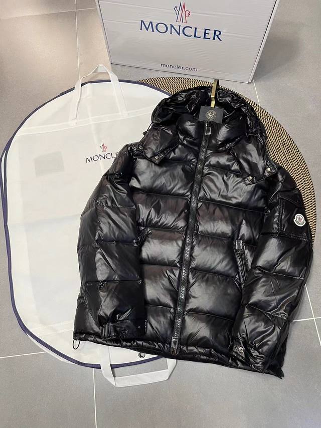 黑色 Moncler Maya女款蒙口玛雅羽绒服，众多明星大爱的款式，90国标90绒，充绒400G， 原版1:1订制五金配件全进口原版定制，蒙口玛雅羽绒服不仅在